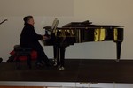 Foto von der Klavierspielerin, die zur musikalischen Unterhaltung beigetragen hat - Wird in einem neuen Fenster geöffnet