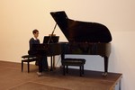 Foto von David Paul beim Klavierspiel als musikalische Einlage. - Wird in einem neuen Fenster geöffnet